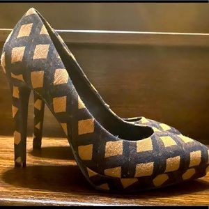 Trendy Geometric Pumps - size 6